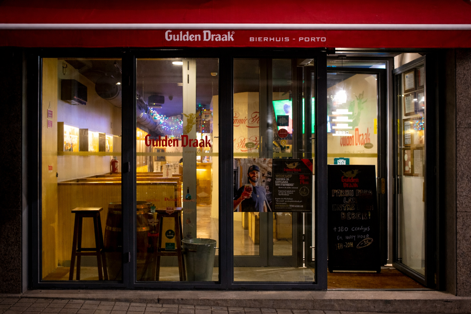 Front of the Gulden Draak pub